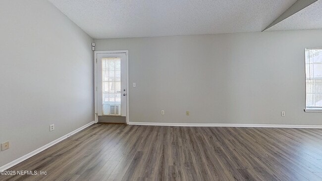 Foto del edificio - 1639 Spring Branch Dr W