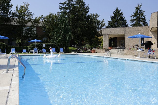 Pool - The Crossings at Glassboro