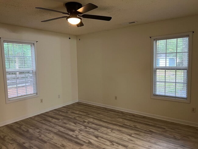 Building Photo - Cute Duplex on a Private Lot