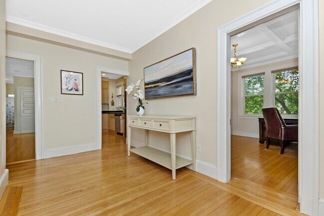 Building Photo - 569 Franklin St