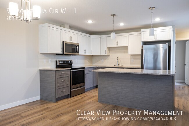 Photo du bâtiment - Beautiful 2 bedroom, 1 bathroom suite very close to the University!