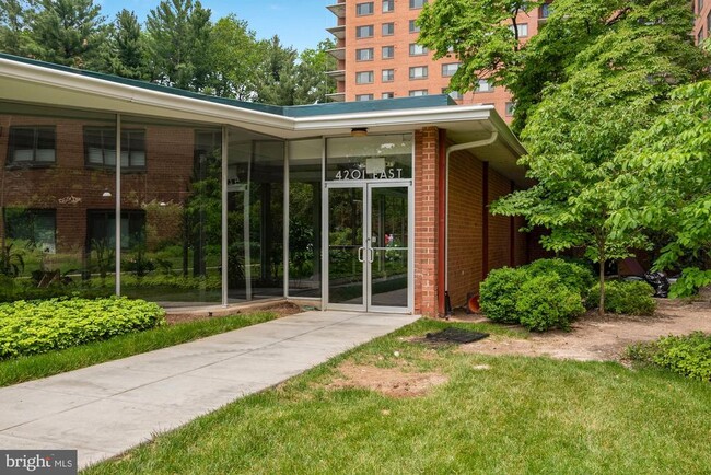 Foto del edificio - 4201 Cathedral Ave NW