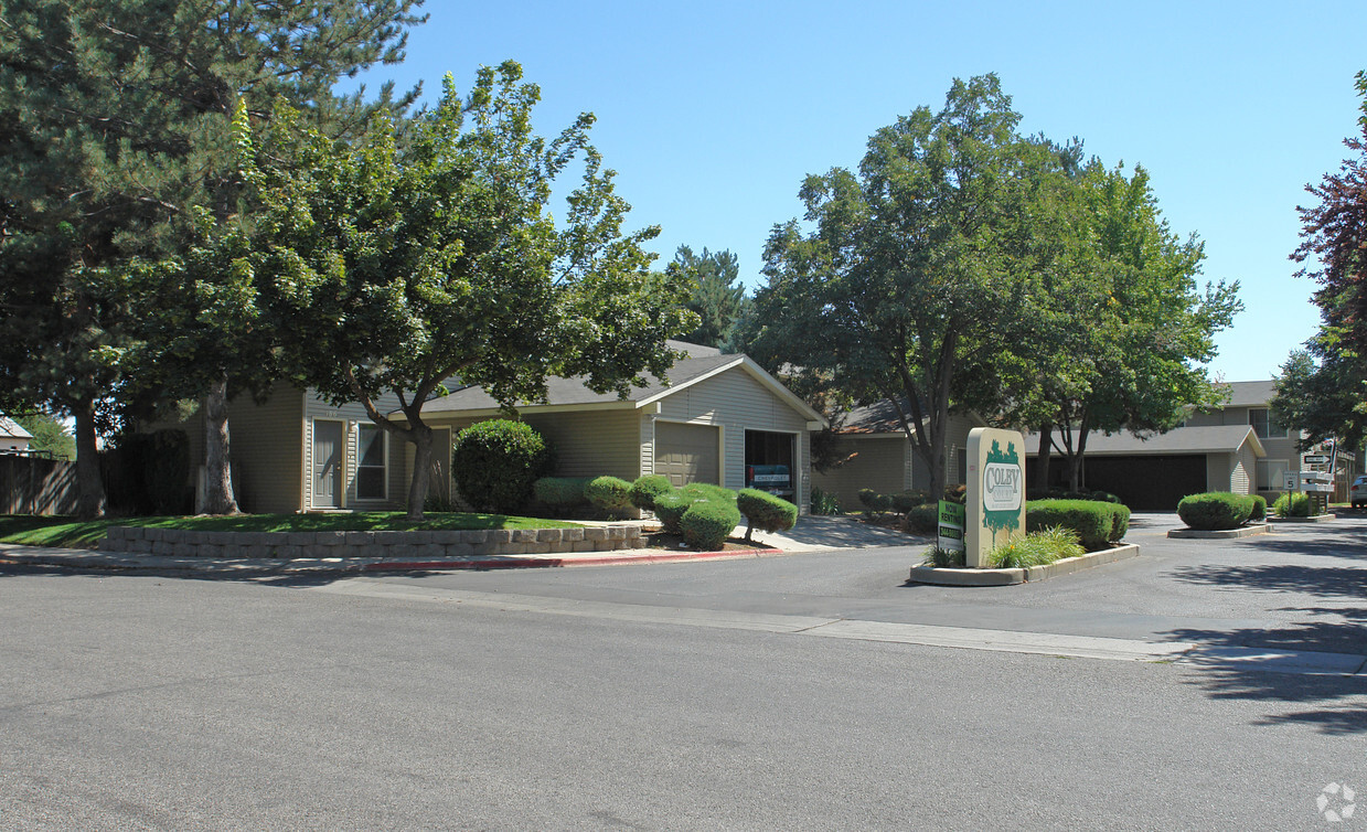 Foto principal - Colby Court Apartments