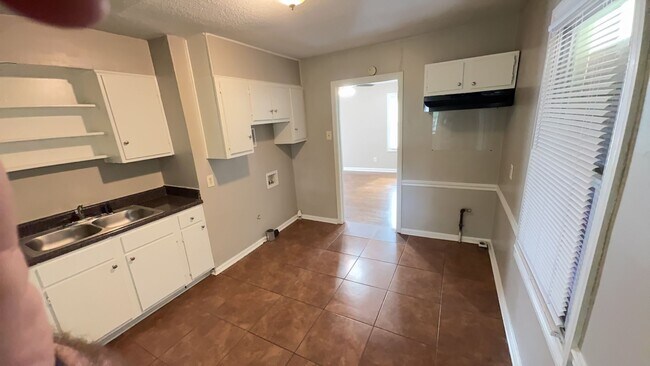 Foto del edificio - Charming 2-Bedroom Home with Carport & Sto...