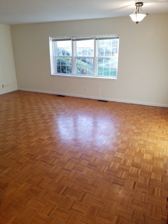 Building Photo - 169 Lake Shore Rd