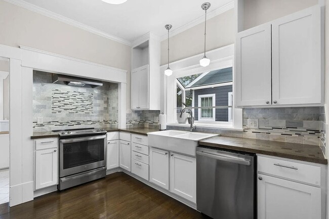 Building Photo - 4 bed 2 bath house