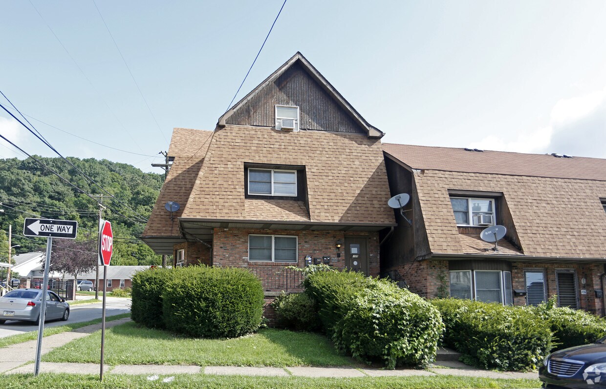 400 Eleanor St, Pitcairn, PA 15140 Apartments in Pitcairn, PA