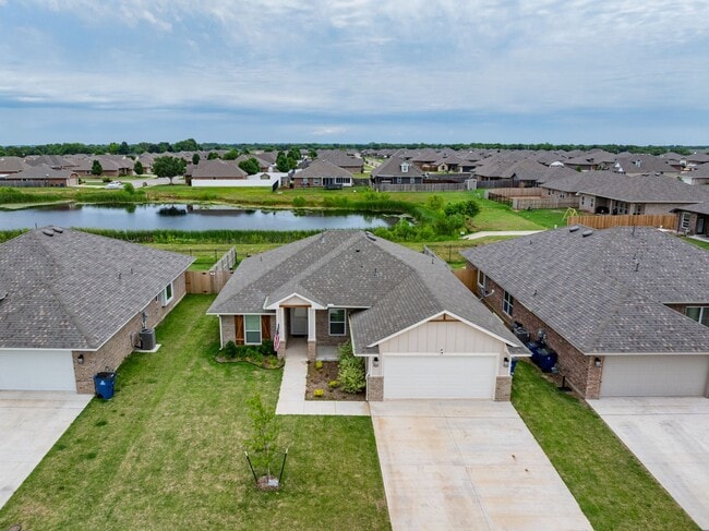 Building Photo - Welcome Home! This beautiful 3 bed home in...