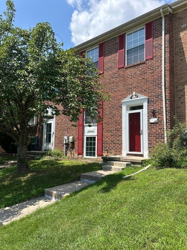 Building Photo - 4 Bedrooms 2 full plus 2 half bathrooms