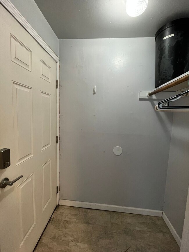 Building Photo - 2 bedroom townhouse near planet fitness