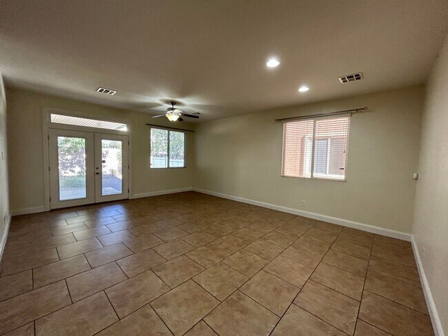 Building Photo - Single Story Townhouse! 3 Bed, 2 Bath, 2 Car!