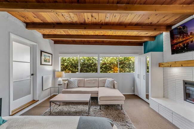 Building Photo - 4759 Baylor Dr