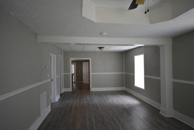 Building Photo - Beautifully Remodeled 3 Bedroom 1.5 Bath