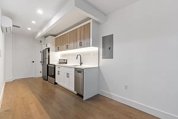 Primary Photo - 282 E 32nd St