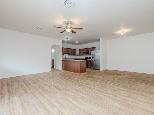 Building Photo - 3 Bedroom 2 Bathroom