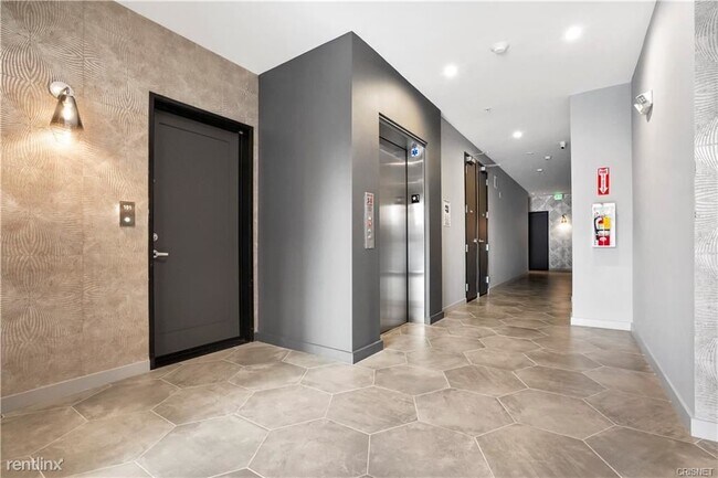 Building Photo - 3 br, 2 bath Condo - 5022 Whitsett Ave # 302