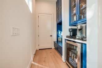 Building Photo - 907 W 43rd St