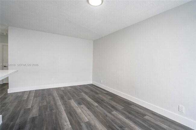 Foto del edificio - 6650 Miller Dr