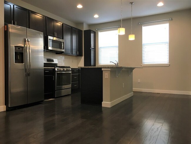 Building Photo - Amazing Townhome in Littleton