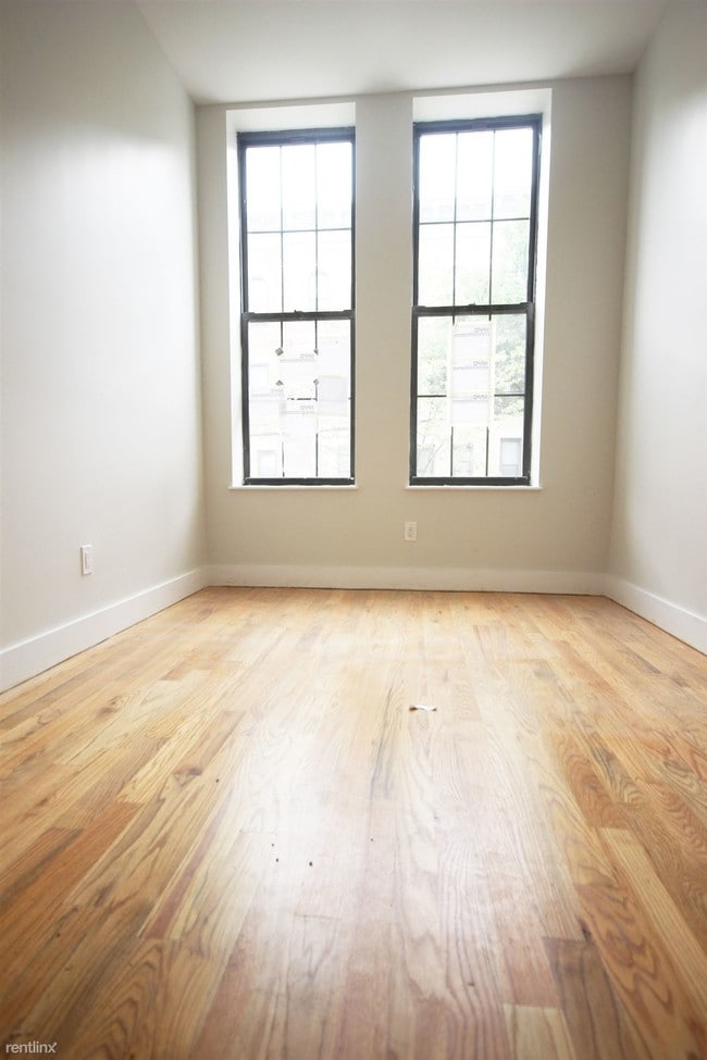 Building Photo - 318 Bleecker St