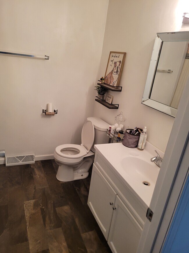 Building Photo - 206 Maple Dr