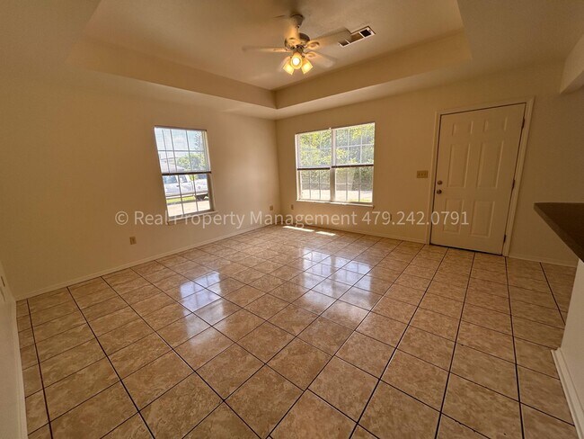 Foto del edificio - Move In Ready!! Cozy 3 Bed 2 Bath Duplex!