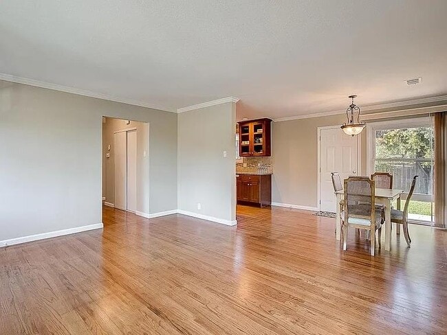 Foto del edificio - 463 Larkspur Dr