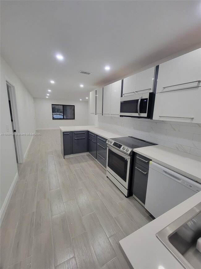 Foto del edificio - 2300 SW 18th Terrace