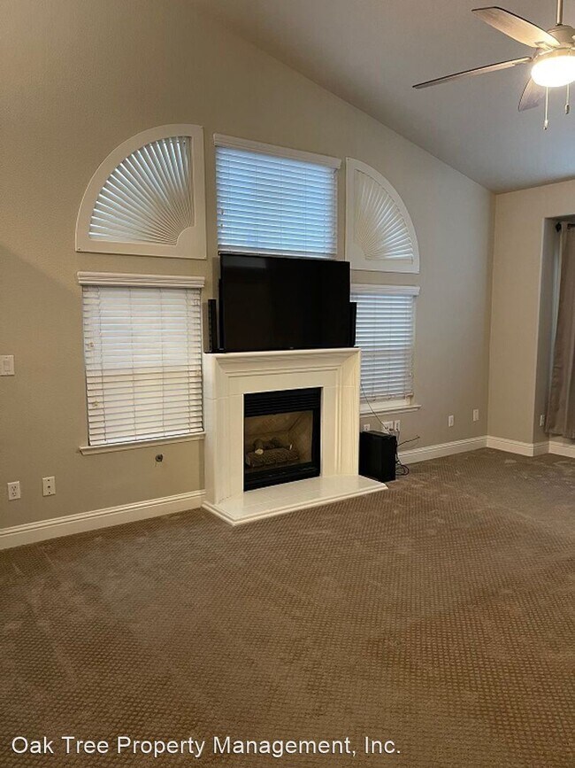 Foto del edificio - 3 br, 2 bath House - 10432 N. Woodrow Avenue