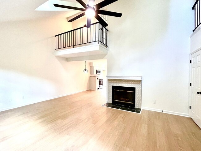 Building Photo - Beautifully updated, multi-level condo in ...