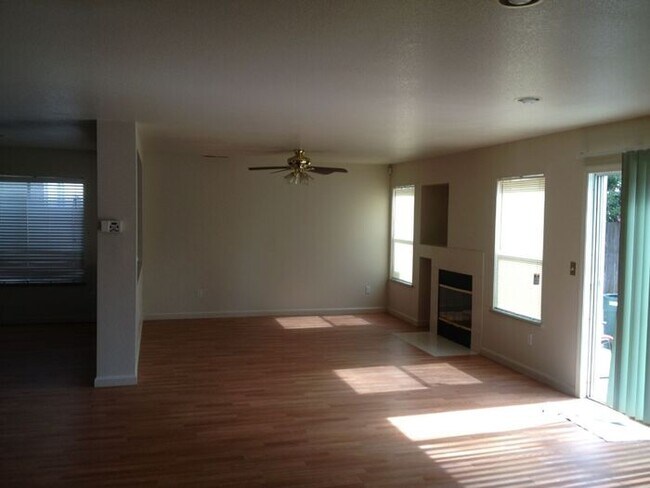 Foto del edificio - Weston Ranch Home 3 Bedrooms 2.5 Bathroom