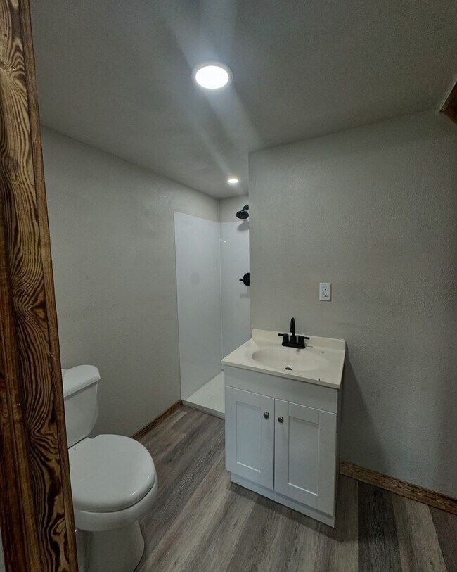 Building Photo - Adorable Home - Cassville