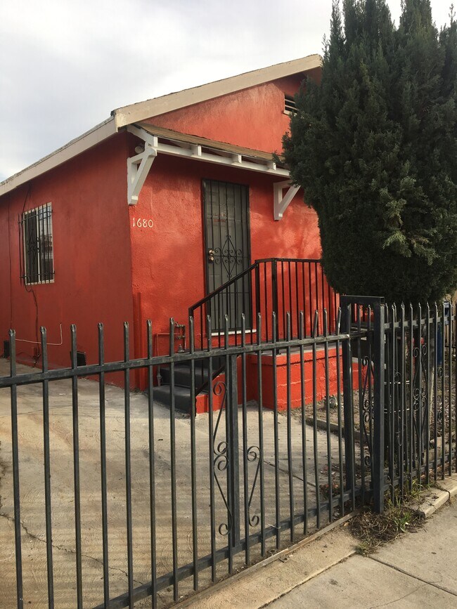 Porche delantero se adapta a muebles y patio del frente - 1680 S Longwood Ave