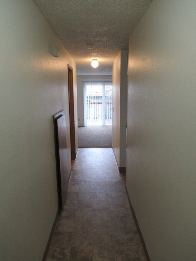 Building Photo - Two Bedroom Townhouse in Quiet Neighborhood