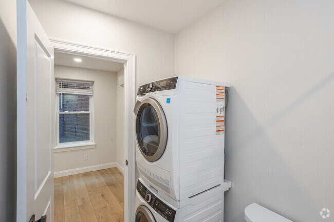 2 habitaciones, 1 baño - 606 pies cuadrados - Baño/lavandería - 15 Bartlett Pl