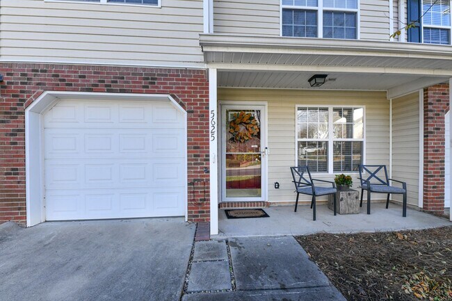 Building Photo - Updated 3 Bedroom Townhome in McAlister's ...