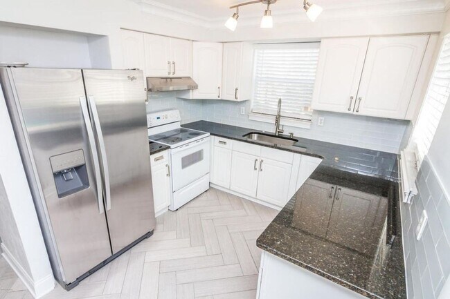 Building Photo - WONDEFUL BEACHSIDE POOL HOME - POOL CARE & LAWN CARE INCLUDED