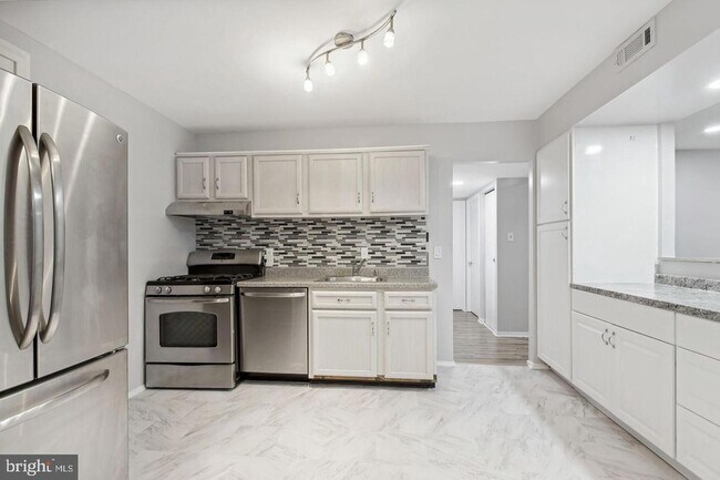 Foto del edificio - 1635 Parkcrest Cir