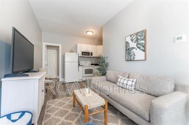 Photo - 2831 N Kenwood Ave Apartment