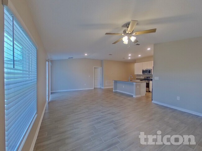 Foto del edificio - 9496 Revere Ave