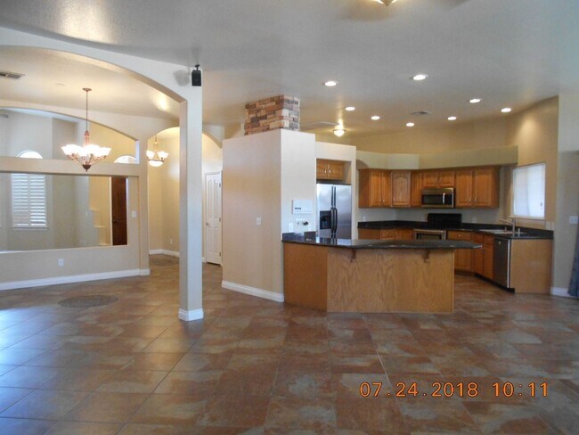 Foto del edificio - Single Story 4 Bedroom on 1/2 Acre Lot w/ Pool & Spa!