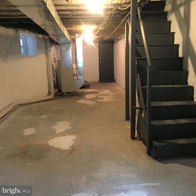 Building Photo - 5943 Addison St