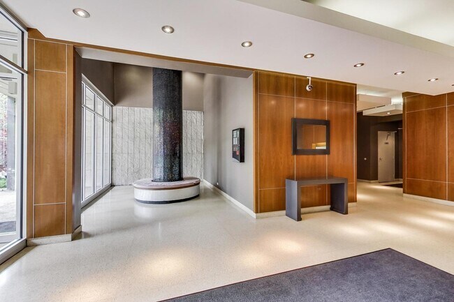 Building Photo - 450 W Briar Plz