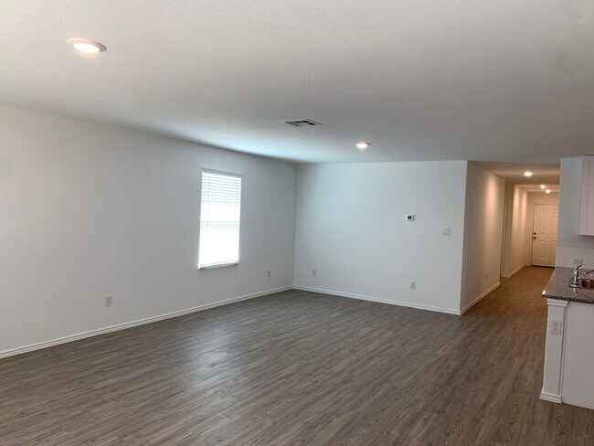 Foto del edificio - Luxury Vinyl Plank Through Out (No Carpet)...