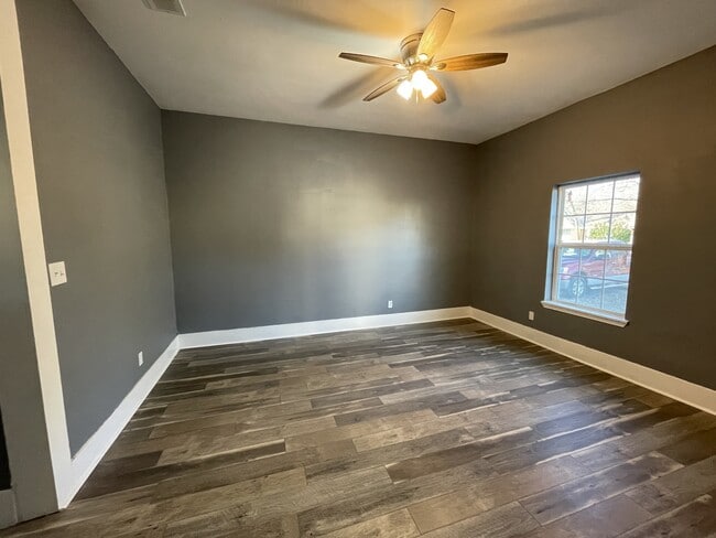 Building Photo - 810 Park Dr