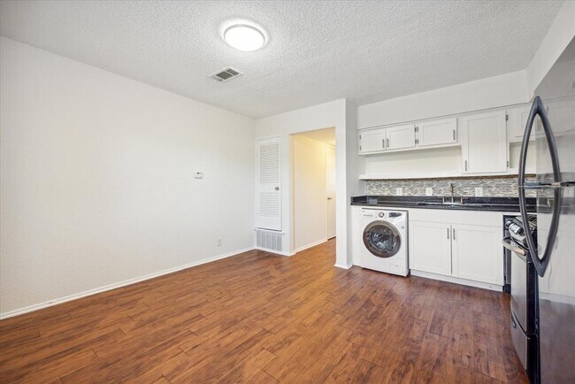 Foto del edificio - 2401 Manor Rd