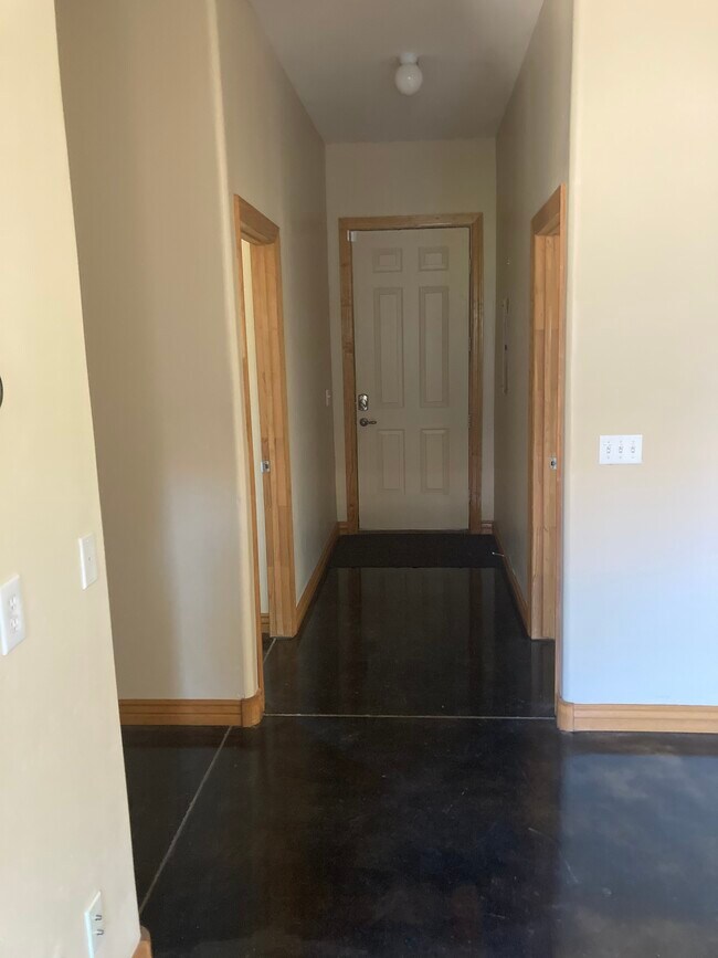 Private entrance - 1319 W Caroline Ln