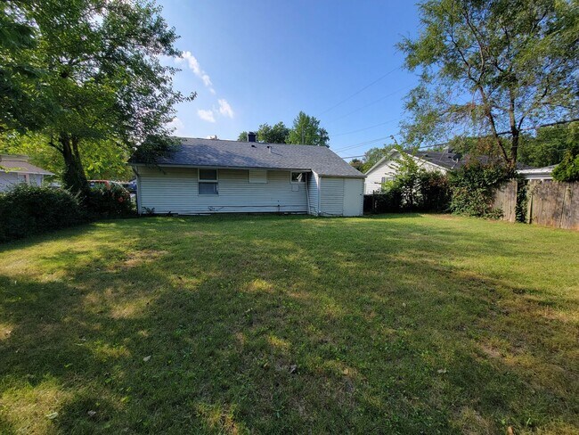 Building Photo - 3 bed, 1.5 bath. Fenced yard.