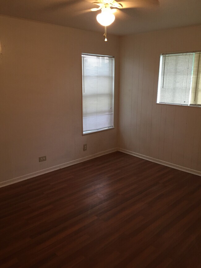 Dormitorio I - 2323 Basse Road