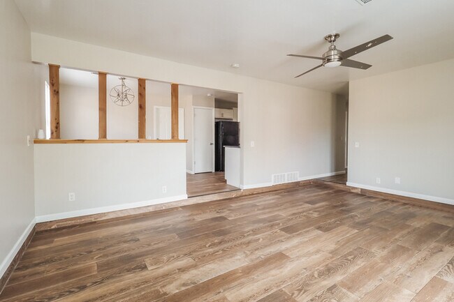 Building Photo - 2405 Elwood Dr